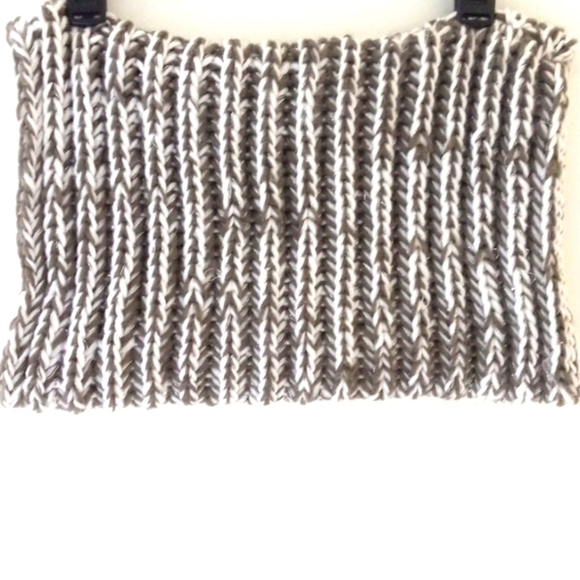 GREEN WHITE WOVEN LOOP NECK SCARF SIZE OS NWOT - Picture 2 of 3